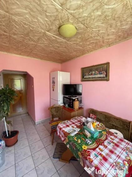 Apartament cu 3 camere semidecomandat în Central