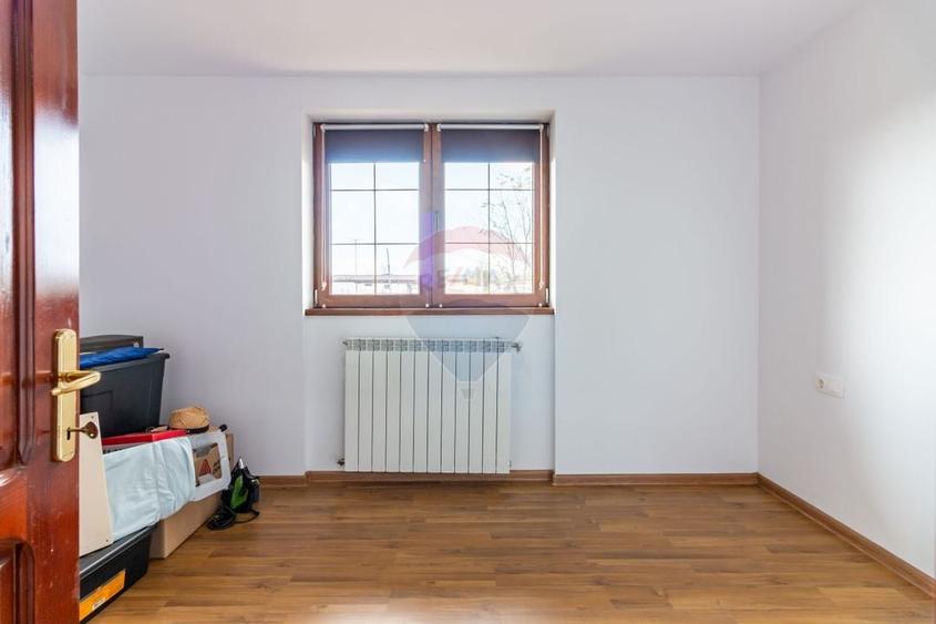 Casă individuală cu 5 camere cu Teren 2305 Mp în Pleașa