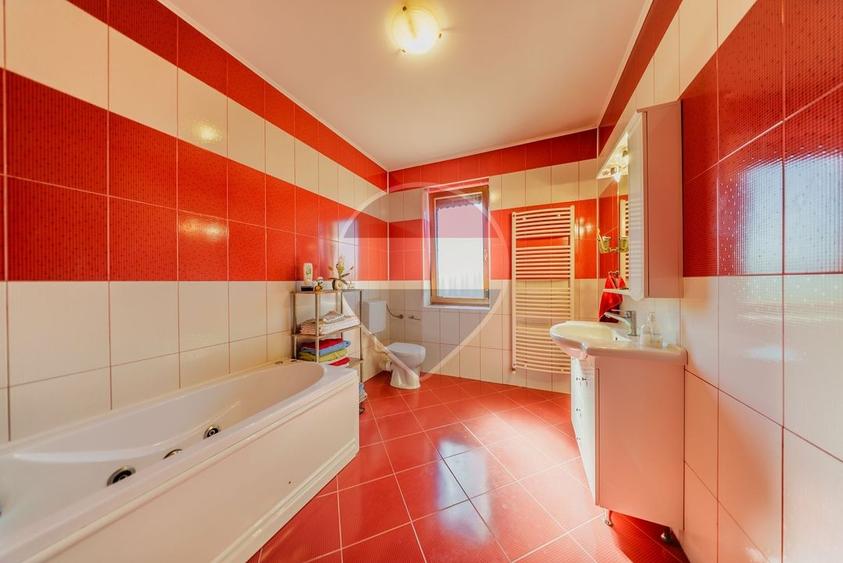 Casă individuală cu 5 camere cu Piscina în Fântânele