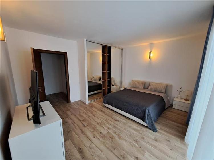 Apartament cu 5 camere decomandat, mobilat în Bună Ziua