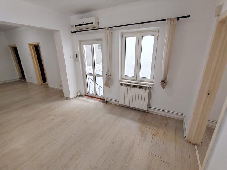 Apartament cu 3 camere semidecomandat, mobilat în Moșilor