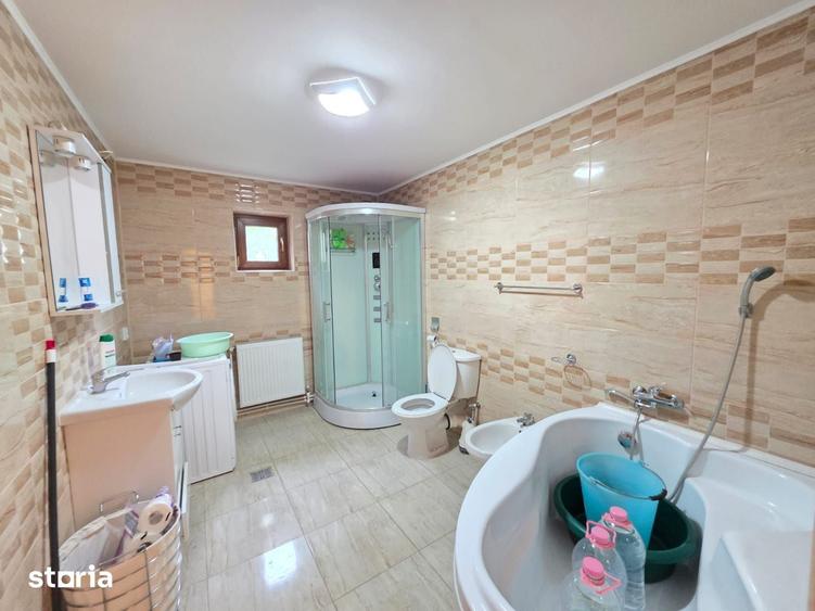 Casă cu 4 camere cu Teren 2400 Mp în Central