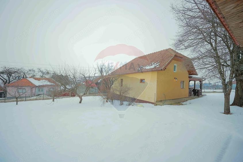 Casă cu 4 camere cu Teren 2000 Mp în Damiș