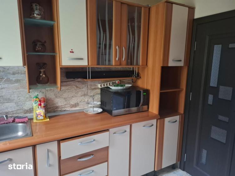 Apartament cu 3 camere semidecomandat în Podu Roș