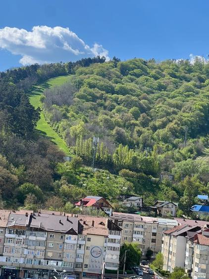 Apartament cu 3 camere semidecomandat în Dărmănești