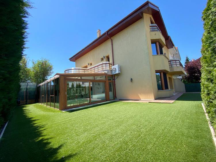 Casă cu 8 camere cu Garaj în Pipera