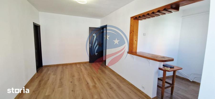 Apartament cu 3 camere semidecomandat în Craiovița Nouă