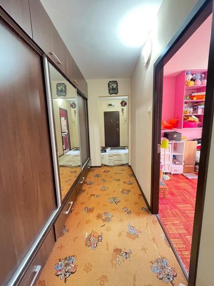 Apartament cu 3 camere decomandat, mobilat în Podu Roș