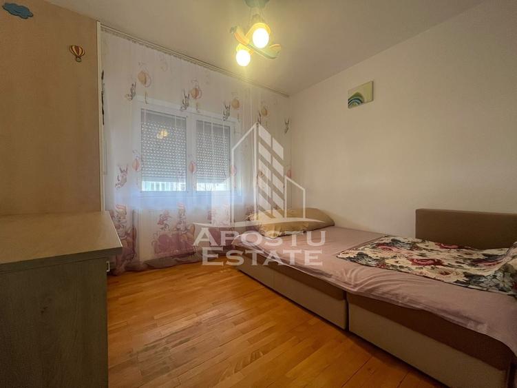 Apartament cu 3 camere decomandat în Boul Roșu