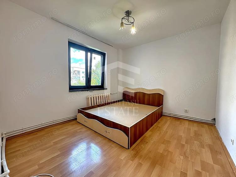 Apartament cu 3 camere semidecomandat în Sud