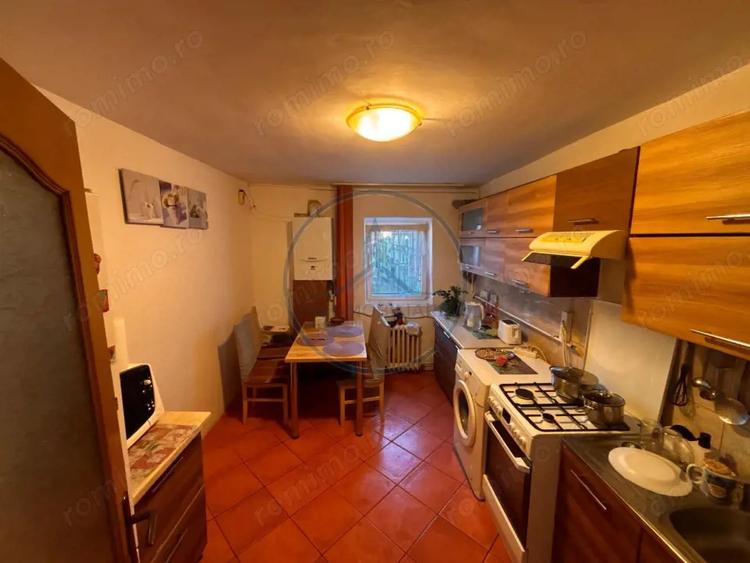 Apartament cu 4 camere decomandat, mobilat în Calea Moldovei