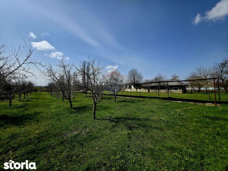 Spațiu comercial, de 400 mp, în Girov