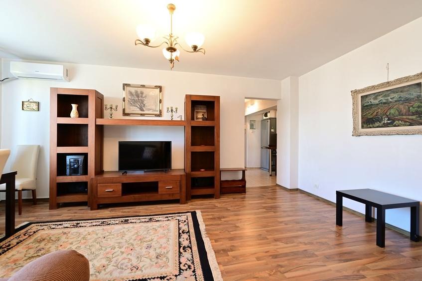 Apartament cu 3 camere semidecomandat în Sala Palatului