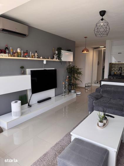 Apartament cu 2 camere, mobilat în Est