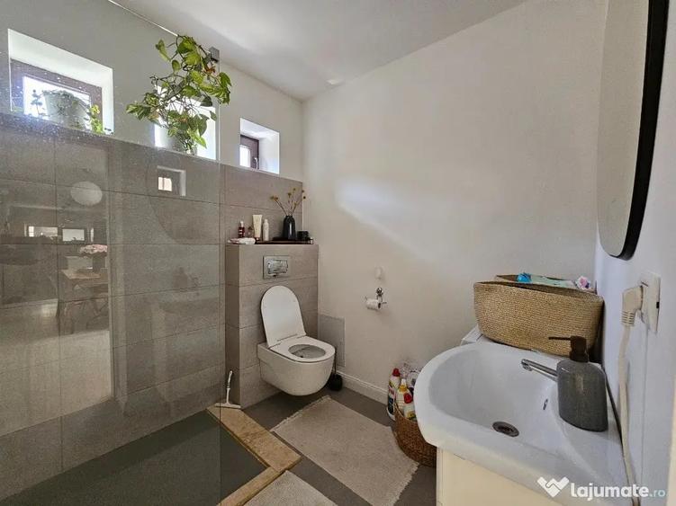 Apartament cu 3 camere semidecomandat, mobilat în Victoriei