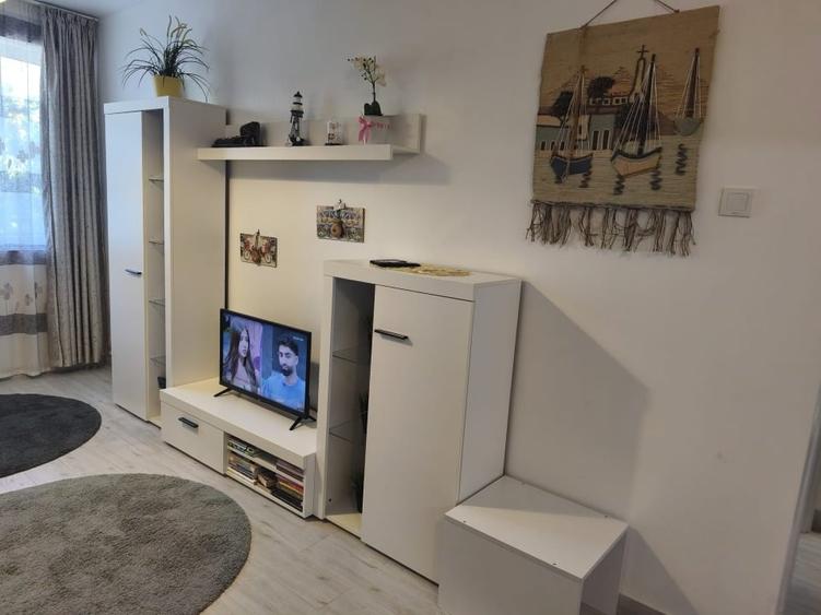 Apartament cu 2 camere semidecomandat, mobilat în Central