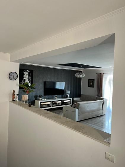 Apartament cu 3 camere semidecomandat în Dumbrăvița