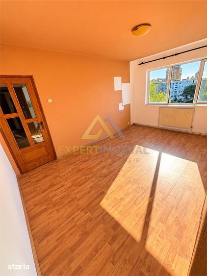 Apartament cu 2 camere semidecomandat în Traian