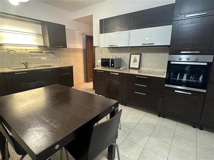 Apartament cu 4 camere semidecomandat, mobilat în Dorobanți