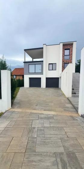 Casă individuală cu 5 camere cu Garaj în Cetate