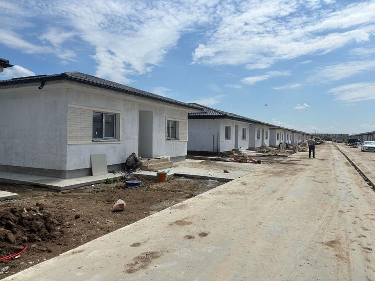 Casă individuală cu 4 camere cu Canalizare în Tunari