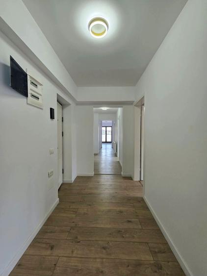 Apartament cu 4 camere decomandat în Dobroești