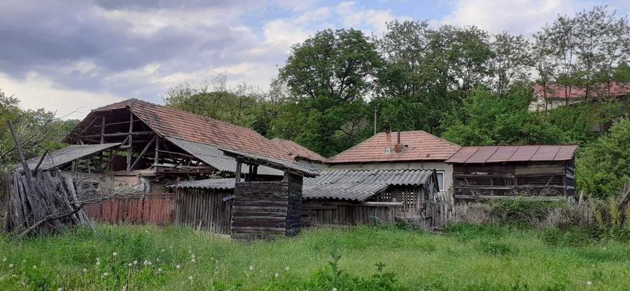 Casă cu 4 camere în Bâscenii de Sus