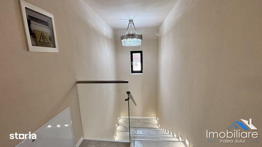 Casă cu 4 camere cu Teren 1200 Mp în Central