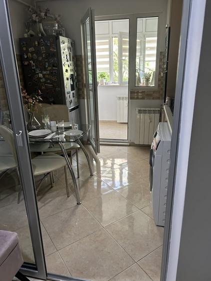 Apartament cu 3 camere semidecomandat în Crângași