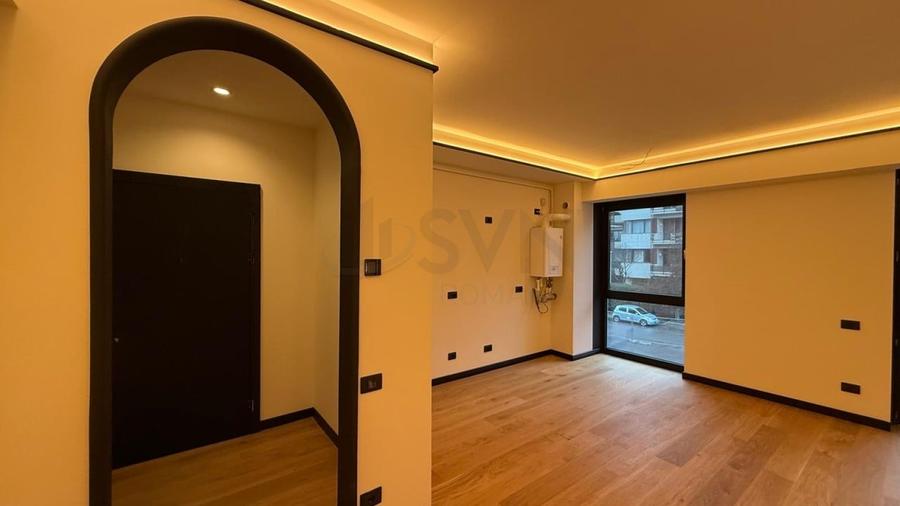 Apartament cu 4 camere semidecomandat în Pipera