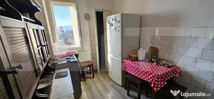 Apartament cu 4 camere semidecomandat în Simeria
