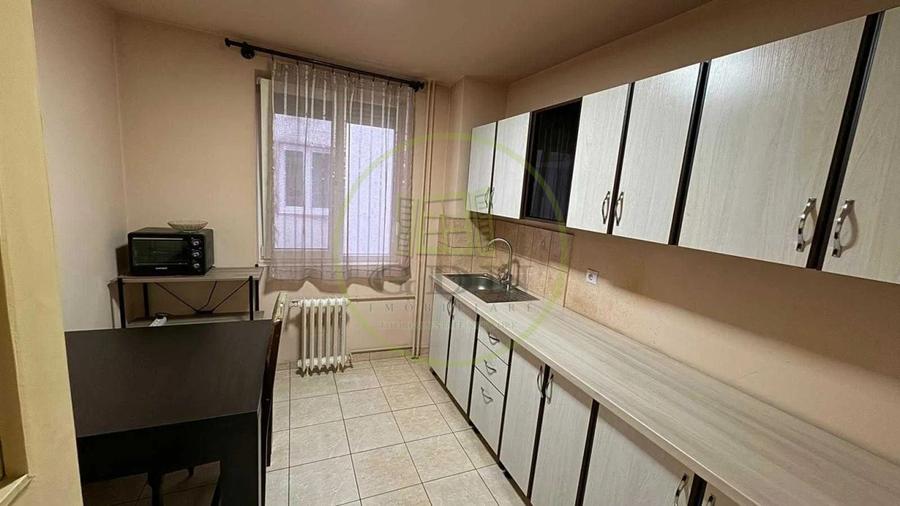 Apart.3 camere,decomandat, zona ultracentrală, lângă Fac. de Drept, Magheru - 7