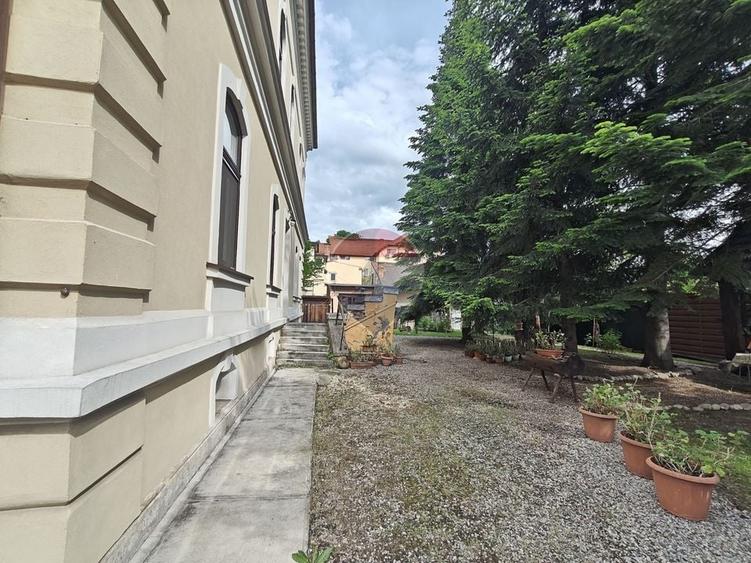Clădire 460 mp în zona centrală, teren 1.371 mp și 30 locuri parcare - 3