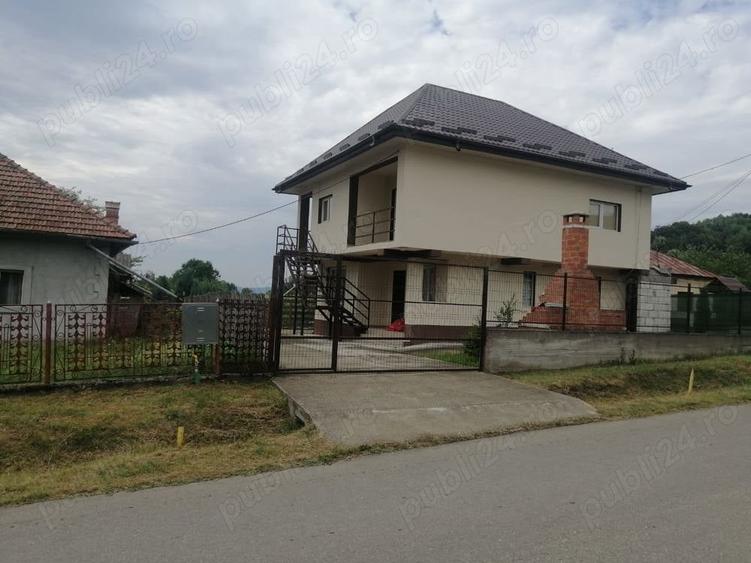 Casă cu 5 camere cu Teren 1400 Mp în Stâlpeni