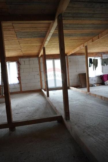 Casă individuală cu 4 camere cu Teren 1895 Mp în Săliștea de Sus