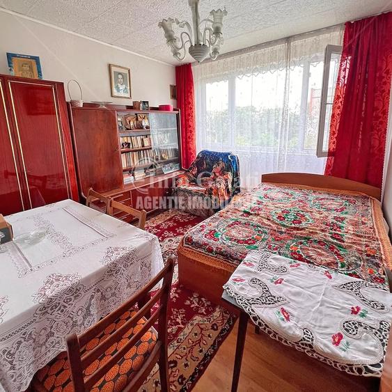 Apartament cu 3 camere semidecomandat în Siret