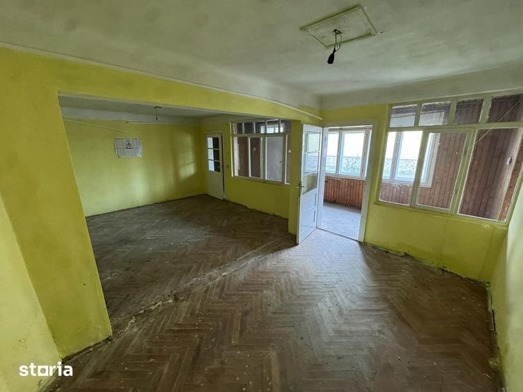 Casă cu 8 camere cu Teren 622 Mp în Titulescu