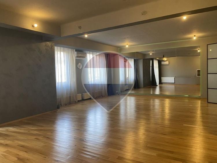 Apartament cu 4 camere decomandat, mobilat în Dacia