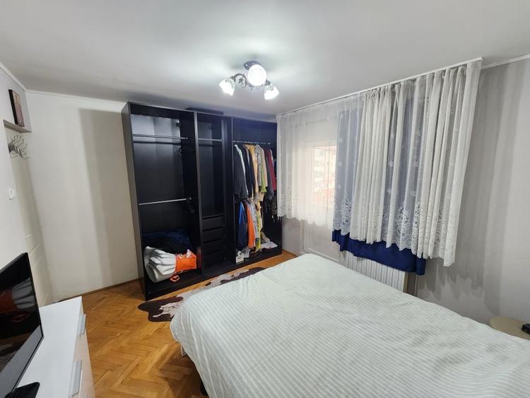 Apartament cu 3 camere decomandat, mobilat în Steaua