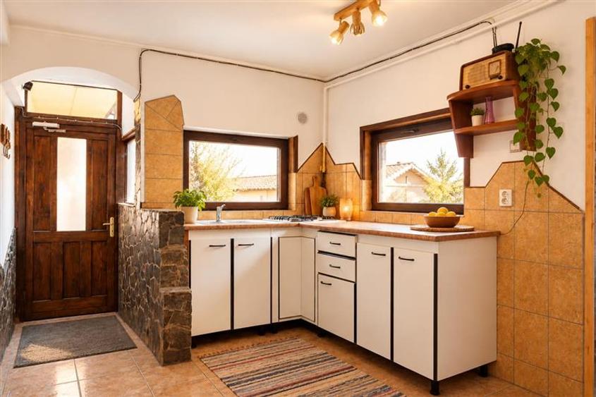Apartament cu 7 camere semidecomandat, mobilat în Centrul Istoric