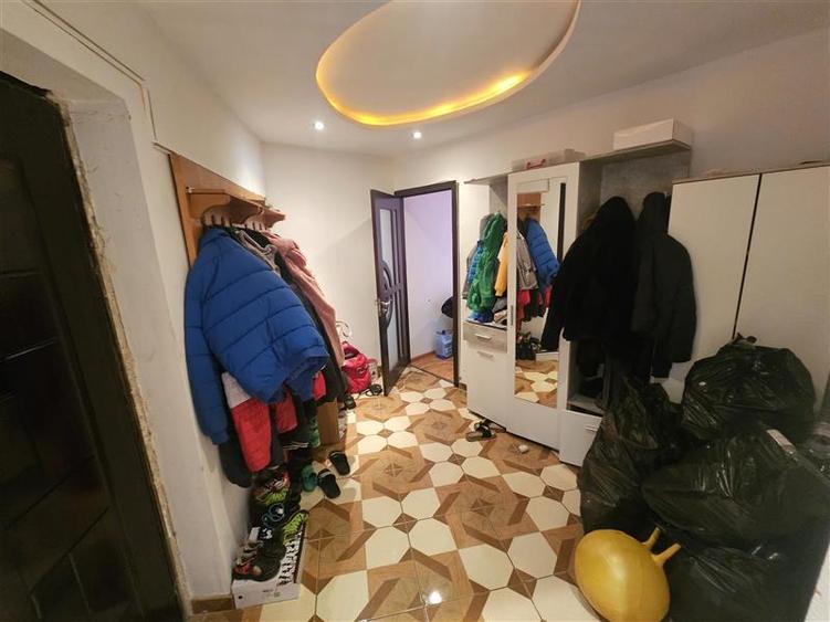 Apartament cu 3 camere semidecomandat, mobilat în Micro II