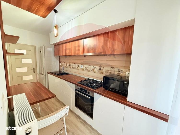 Apartament cu 3 camere decomandat în Roșu