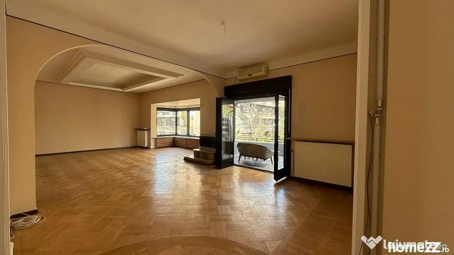 Apartament cu 5 camere decomandat în Victoriei