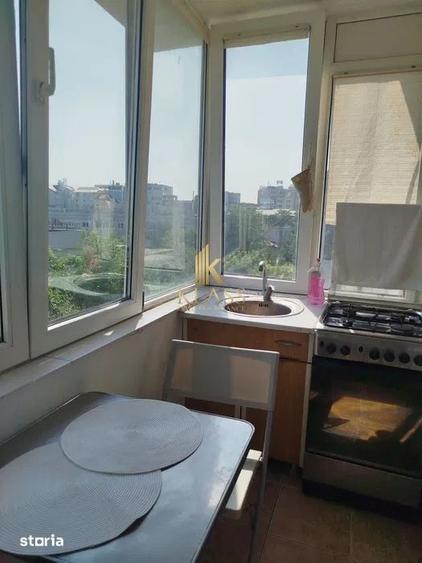 Apartament cu 4 camere semidecomandat în Băneasa