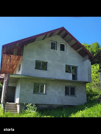 Casă cu 7 camere cu Teren 2056 Mp în Uric