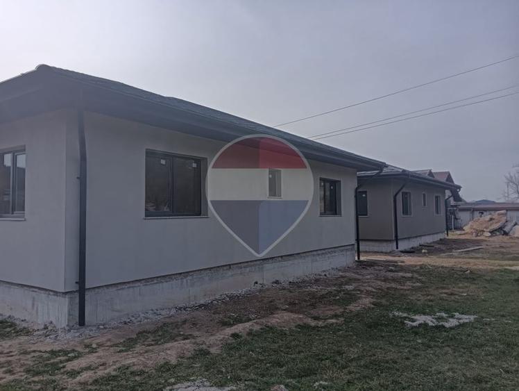 Casă individuală cu 3 camere cu Teren 750 Mp în Est