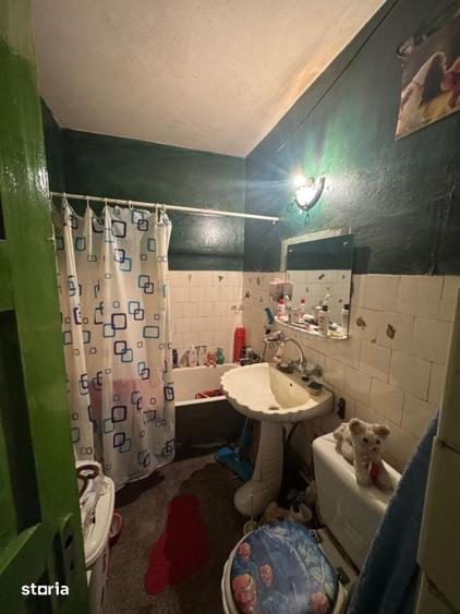 Apartament cu 3 camere semidecomandat în Craiovița Nouă