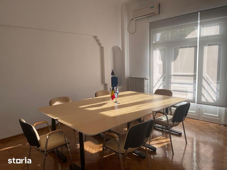 Casă cu 9 camere cu Teren 120 Mp în Eminescu