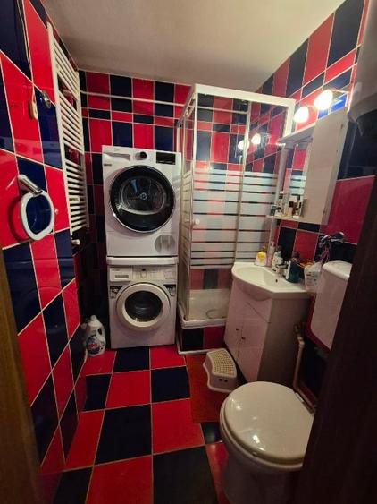 Apartament cu 3 camere semidecomandat, mobilat în 1 Mai