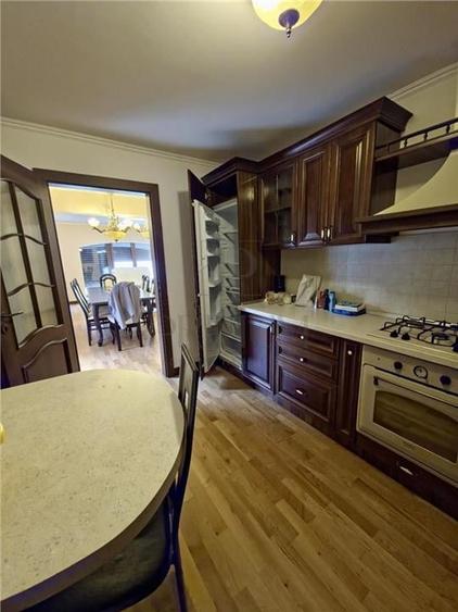 Duplex cu 11 camere cu Canalizare în Lunei